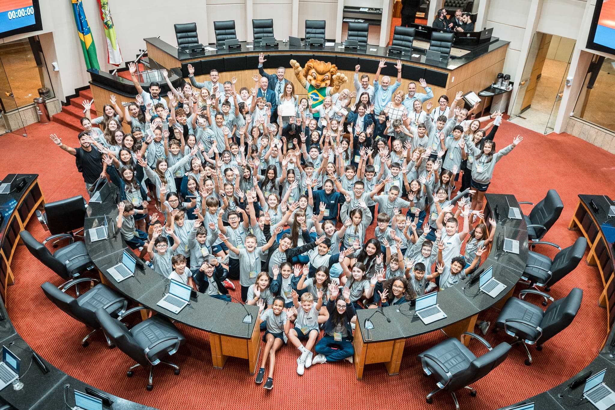 Grupo de crianças reunidas, representando os estudantes participantes da Mostra